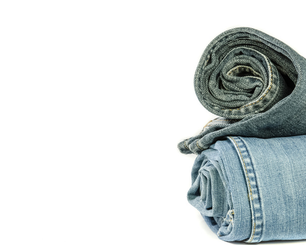 Roll blauwe denim jeans in stapel gerangschikt - Foto, afbeelding