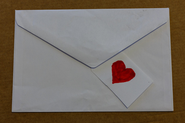 Kırmızı kalpli beyaz zarf - Fotoğraf, Görsel