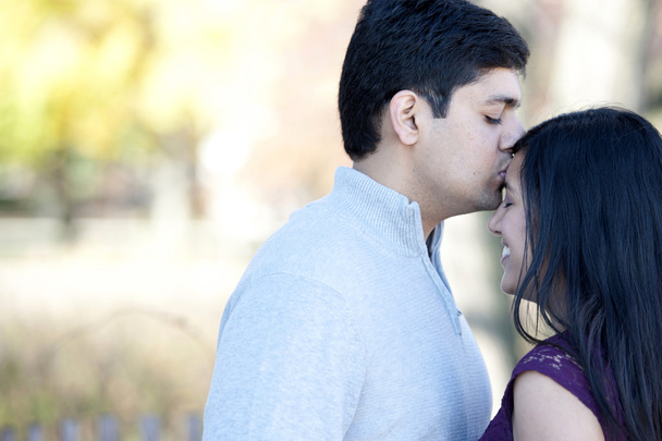 Jeune homme indien heureux embrasser sa femme sur le front
 - Photo, image