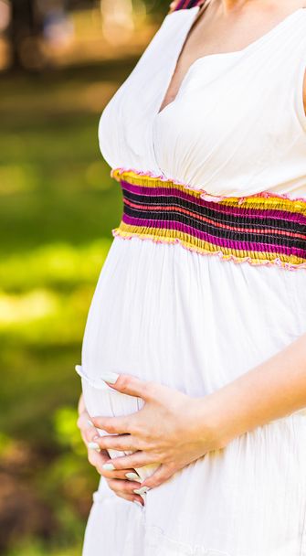 Junge glückliche schwangere Frau  - Foto, Bild