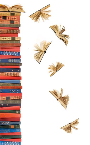 Книжкова полиця з книжками, що летять ізольовано на білому тлі
 - Фото, зображення