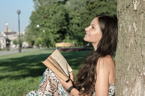 jeune brune lisant un livre dans le parc
 - Photo, image