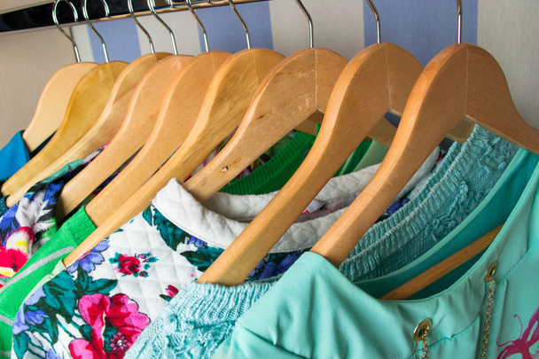 Színes női ruhát akasztók-szekrény - Fotó, kép