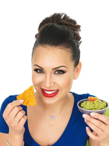 Belle jeune femme hispanique attrayant tenant un petit bol de guacamole fait maison
 - Photo, image
