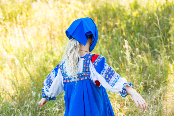 ロシアの衣装の少女 - 写真・画像