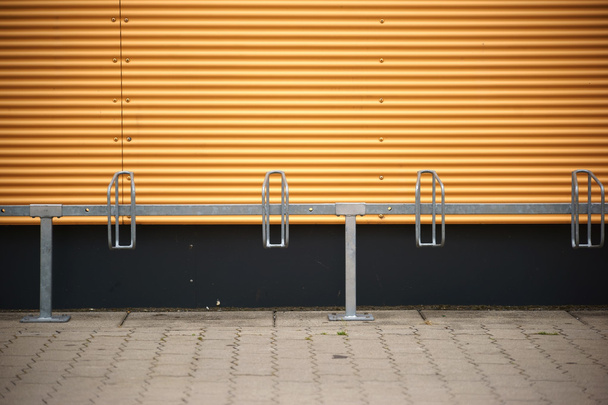 Ποδήλατο στέκεται μπροστά από τοίχο κυματοειδές σιδήρου - Φωτογραφία, εικόνα