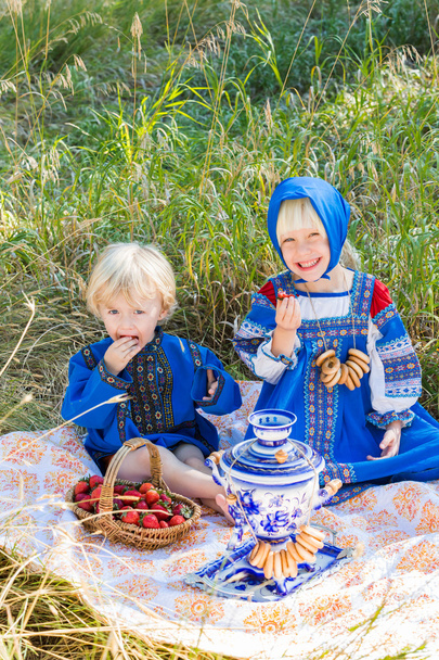 мало дітей в російських костюми - Фото, зображення