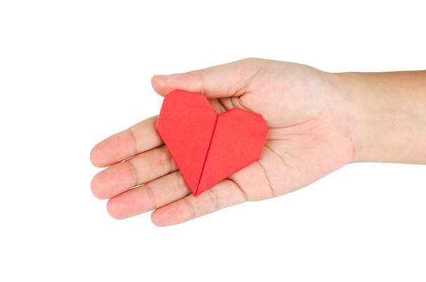 mano femenina sosteniendo el corazón de papel
 - Foto, Imagen