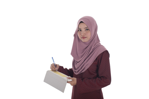 Atraktivní muslimské podnikatelka podepisování šeku s bílým pozadí - Fotografie, Obrázek