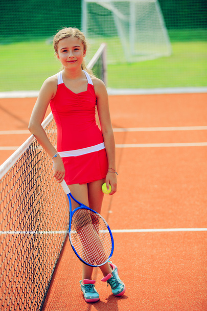 Tennis - kaunis nuori tyttö tennispelaaja tenniskentällä
 - Valokuva, kuva