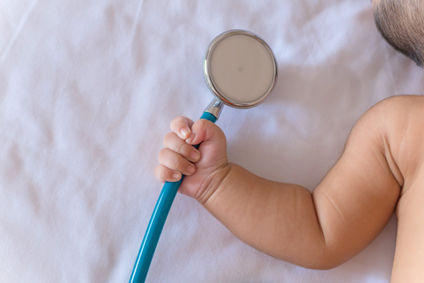新生児の女の子の手に医療機器聴診器 - 写真・画像