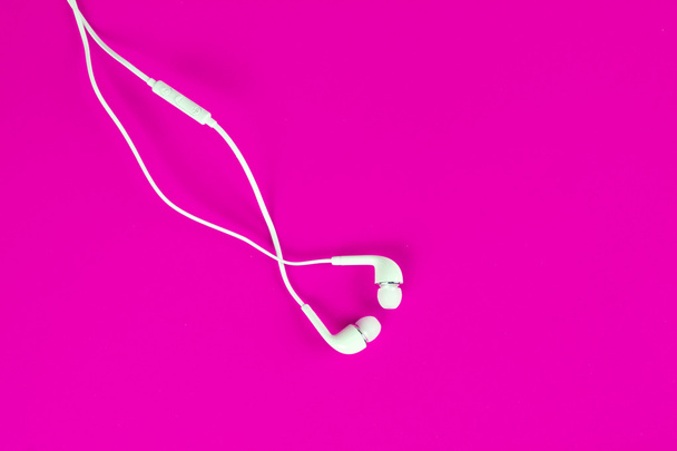 dijital müzik veya akıllı telefon kullanmak için beyaz kulaklık - Fotoğraf, Görsel