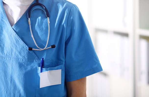 Ritratto ravvicinato di un medico con cartella contenente lo stetoscopio
 - Foto, immagini