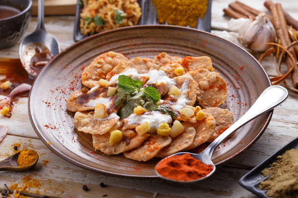 indian streetfood papri chaat garnished and served with yoghurt - Foto, Bild