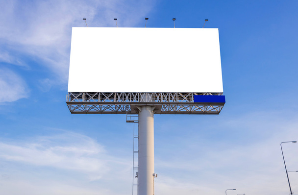 grande cartellone bianco con vista sulla città e sullo sfondo
 - Foto, immagini
