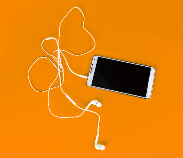bílá sluchátka pro použití s digitální hudbou nebo chytrý telefon - Fotografie, Obrázek