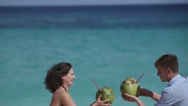 Ευτυχισμένο ζευγάρι στην παραλία με καρύδα - Πλάνα, βίντεο