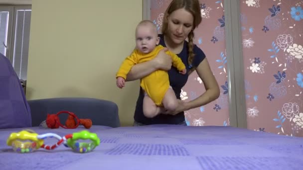 μητέρα κάνει με μωρό άσκηση τρένο παιδιού μυών. Βρεφική φροντίδα - Πλάνα, βίντεο