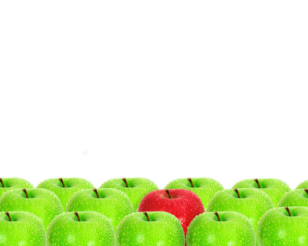 czerwone jabłko miejsce na białym tle wśród zielone Jabłuszko z kropli wody jako obramowanie ramki, unikatowe lub różnych koncepcji - Zdjęcie, obraz