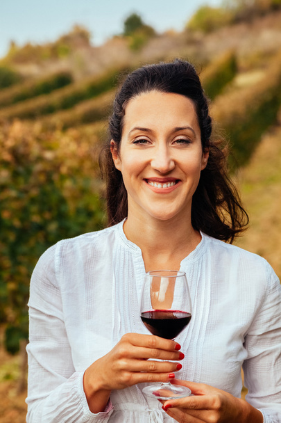 Mujer joven bebiendo vino - Foto, imagen