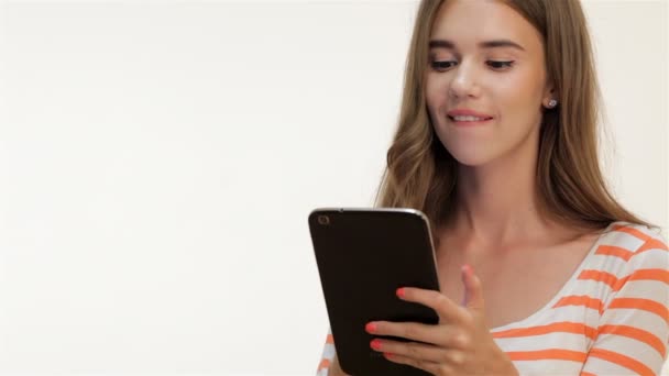 Kaunis nuori nainen käyttää tabletti
 - Materiaali, video