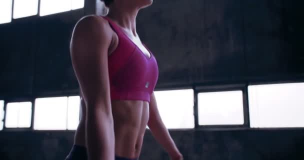 Sporty woman in colourful sportswear - Materiał filmowy, wideo