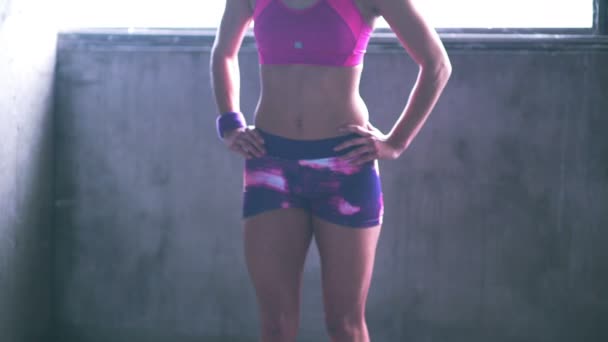 fittes Teenager-Mädchen in rosa Sportbekleidung - Filmmaterial, Video