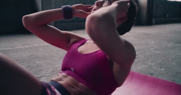 Bastante adolescente en una alfombra de ejercicio rosa
 - Imágenes, Vídeo