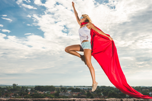 Fiatal nő pózol a szuperhős- vagy wonderwoman - Fotó, kép