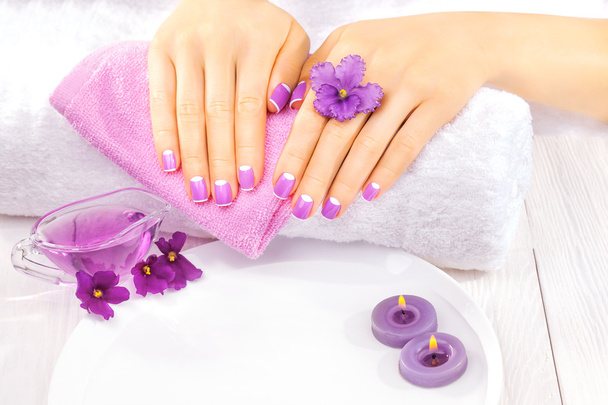 French manicure met violette bloemen. Spa - Foto, afbeelding