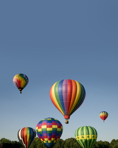 Globos de aire caliente ascendiendo o lanzándose en un festival de globos
 - Foto, Imagen