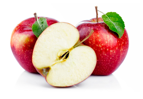Κόκκινα μήλα με φύλλα και το μισό τμήμα απομονωμένη σε ένα λευκό - Φωτογραφία, εικόνα