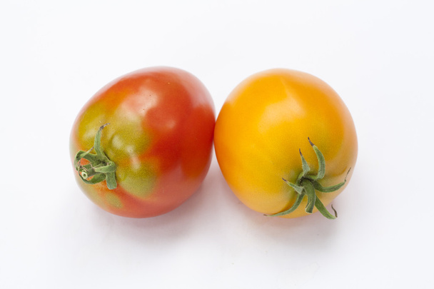 Legumes de tomates vermelhos e amarelos frescos com isolado em branco
 - Foto, Imagem