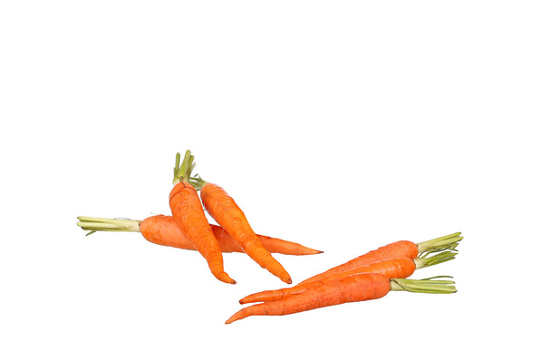 Zumo de zanahoria y rodajas de zanahoria aisladas sobre blanco
 - Foto, Imagen