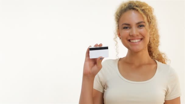 Mulato niñas mostrando pulgares hacia arriba con tarjeta de crédito
 - Metraje, vídeo