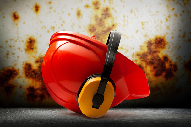 Червоний безпечний шолом з навушниками
 - Фото, зображення