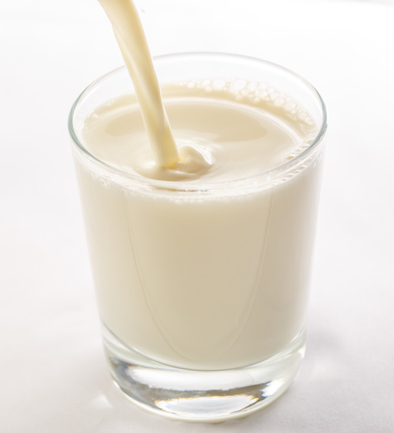 Milch ins Glas gießen - Foto, Bild