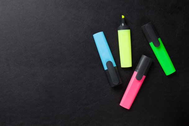 Masa üzerinde renkli Fosforlu Kalemler - Fotoğraf, Görsel