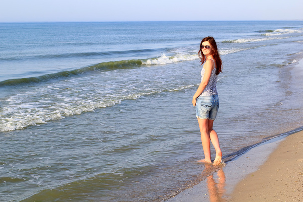 joven esbelta mujer en la playa
 - Foto, Imagen