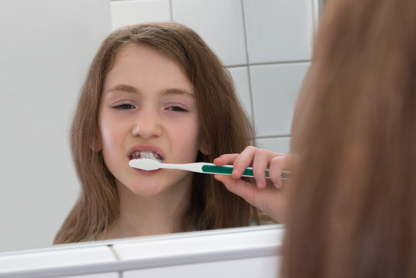Girl Brushing Teeth - 写真・画像