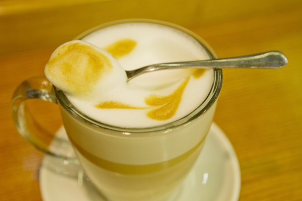 Café latte macchiato patrón de espuma de vidrio
 - Foto, imagen
