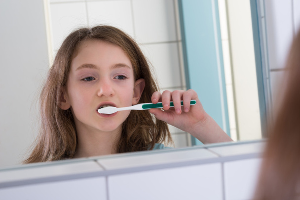 Girl Brushing Teeth - Fotoğraf, Görsel