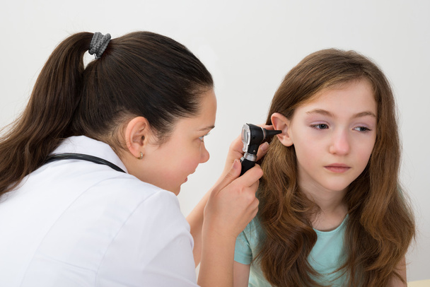 Doctor Examining Patient Ear With Otoscope - Foto, immagini