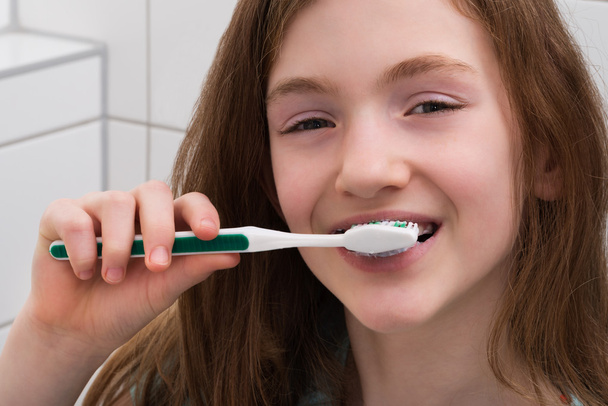 Girl Brushing Teeth - Valokuva, kuva