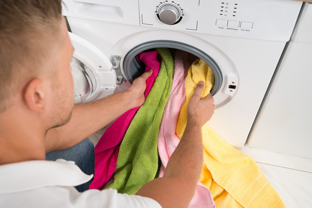 Man Loading Towels Into The Washing Machine - Φωτογραφία, εικόνα