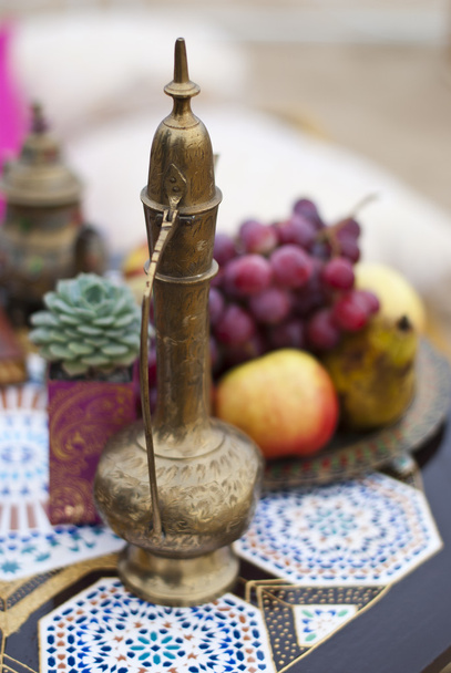 Wesele układ tabeli w piachu pustyni stile Maroko. Świeże winogrona w pobliżu taca z jabłek i gruszek - Zdjęcie, obraz