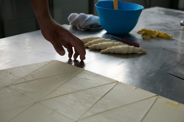 corte de massa em croissants
 - Foto, Imagem