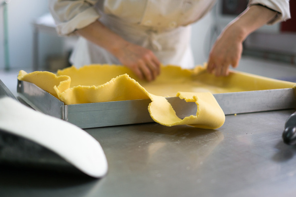 Chef pâtissier coupe croûte de tarte excédentaire
  - Photo, image