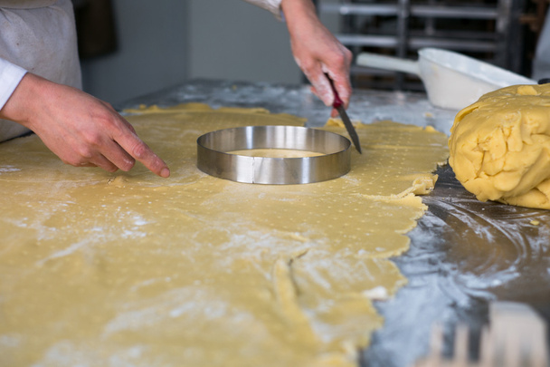 Pastelería Chef de corte de masa de pastel
  - Foto, imagen