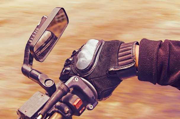 Ανθρώπινο χέρι σε μια μοτοσικλέτα αγωνιστικά γάντια - Φωτογραφία, εικόνα